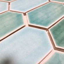 Załaduj obraz do przeglądarki galerii, Mozaika ceramiczna kolor zielony połysk hexagon T 182
