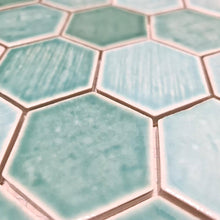 Załaduj obraz do przeglądarki galerii, Mozaika ceramiczna kolor zielony połysk hexagon T 183