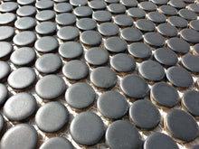 Załaduj obraz do przeglądarki galerii, Mozaika ceramiczna, penny , guzik, kolor czarna, mat, kółka