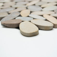 Załaduj obraz do przeglądarki galerii, Kamień naturalny - rzeczny kolor jasny beż mat