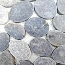 Załaduj obraz do przeglądarki galerii, Mamień naturalny - rzeczny kolor mix szary mat