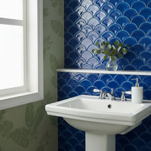 Załaduj obraz do przeglądarki galerii, imozaiki.pl blue ceramic fish scale mosaic tiles with a glossy finish, perfect for a bathroom backsplash.
