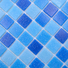 Załaduj obraz do przeglądarki galerii, Mozaika szklana kolor niebieski mieszany połysk T 545
