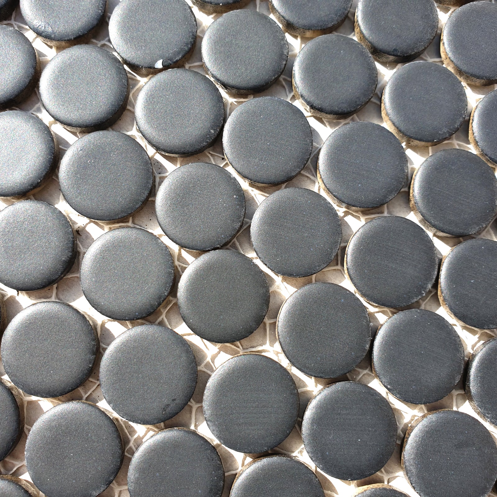 Aranżacja Mozaika ceramiczna, penny , guzik, kolor czarna, mat, kółka